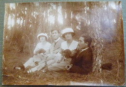 44 LA BAULE -   PHOTO ALBUMINEE -  MARCELLE ET EVA LAUNAY AVEC 2 "FLIRT" FUMANT (DANS UN BOIS DE PINS !) - Lieux