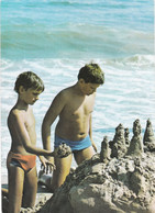 Bulgaria - Black Sea - 2 Little Naked Boys Playing On The Beach - Printed 1985 - Groepen Kinderen En Familie