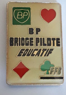 UU269 Pin's Carburant Oïl Huile BP Jeu De Carte FFB Fédératif Française De Bridge Pilote éducatif Achat Immédiat - Jeux