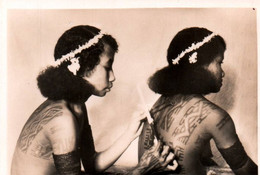 PHOTO / PAPOUASIE NOUVELLE GUINEE / PORT MORESBY / FEMMES SE TATOUANT RARE ET TRES BELLE PHOTO 1938 - Luoghi