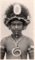 MAGNIFIQUE CARTE PHOTO / PAPOUASIE NOUVELLE GUINEE / PORT MORESBY / GUERRIER PAPOU / 1938 - Papoea-Nieuw-Guinea