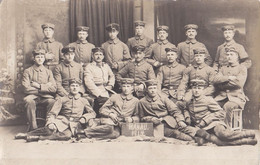 CARTE PHOTO ALLEMANDE - GUERRE 14 -18 - HANAU (ALLEMAGNE) - PHOTO SOUVENIR GROUPE SOLDATS - Guerra 1914-18