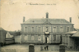 Bernaville * Place Et La Façade De L'hôtel De Ville * Mairie - Andere & Zonder Classificatie