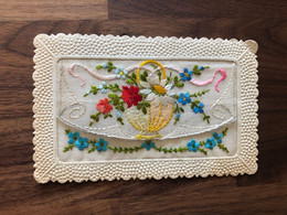 CPA Fantaisie Brodée Ancienne * Corbeille De Fleurs * Flowers - Embroidered