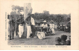 CONGO - SAN39399 - Haute Sangha - Dans La Brousse - Docteur Vaccinant Les Indigènes - Altri