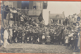 D14 - ARROMANCHES LES BAINS - L'AMICALE 1907 - Carte Photto Nombreuses Personnes Et Enfants - Arromanches