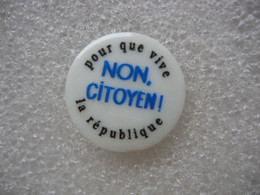 Pin's En Porcelaine; Pour Que Vive La République, NON, CIYOYEN! - Administrations