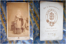 PHOTO CDV 19 EME JEUNE FEMME EN TENUE TRADITIONNELLE COIFFE Cabinet DUBURGUET  A NIORT - Oud (voor 1900)