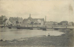 CARTE PHOTO - à Localiser, Bords D'un Fleuve, Pont De Bateaux. - Sleepboten