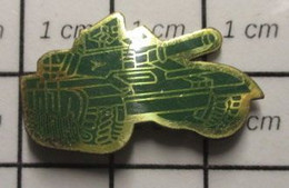 910b Pin's Pins / Beau Et Rare / THEME : MILITARIA / COULEUR VERT OLIVE CHAR LECLERC ? Mais Pas Edouard - Militaria