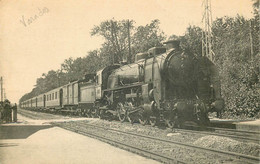 REGION DE L'OUEST  Machine Pacific Ex P 0.231-600 Traversant La Gare De VARADES - Stations With Trains