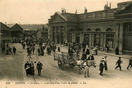 Dieppe * Place De La Gare * L'arrivée D'un Train De Plaisir * Attelage * Ligne Chemin De Fer - Dieppe