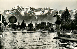 Tarbes * La Piscine Nelly , Vue Du Bassin Et Les Pyrénées * Le Plongeoir * Baigneur - Tarbes