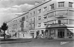 88-CHARMES- UN GROUPE DE MAISONS SUR LA PLACE H. BRETON - Charmes