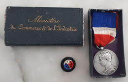 Medaille Du Commerce Et Industrie Avec Sa Rosette, Attribué, Dans Sa Boite D'origine - Poinçon "1 Argent " 1907 - Professionnels / De Société