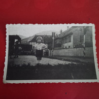 PHOTO MILITARIA  ENFANT ET DRAPEAU III REICH LIEU A IDENTIFIER - Guerre, Militaire