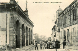 Nailloux * La Halle Et Avenue D'auterive * Villageois - Autres & Non Classés