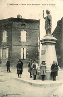 Nailloux * Place De La Halle * Statue De La République * Villageois - Autres & Non Classés