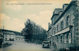 St Flour * La Cour De La Gare Et Hôtel Terminus * Automobile Voiture Ancienne - Saint Flour