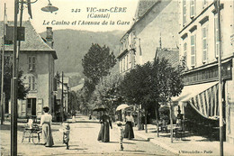Vic Sur Cère * Avenue De La Gare Et Le Casino * Kursaal * Café Des Sources - Autres & Non Classés