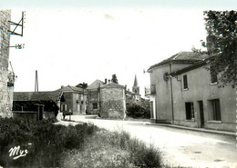 Larroque Sur Losse * Route Et Vue Sur Le Clocher De L'église Du Village - Altri & Non Classificati