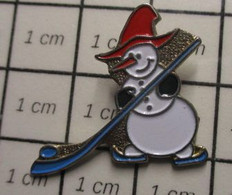 910b Pin's Pins / Beau Et Rare / THEME : NOEL / BONHOMME DE NEIGE AVEC CHAPEAU DE SORCIERE JOUANT AU HOCKEY - Navidad