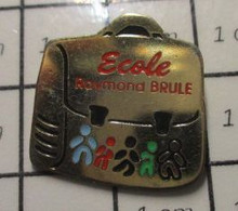 2217 Pin's Pins / Beau Et Rare / THEME : ADMINISTRATIONS / CARTABLE ENFANT ECOLE RAYMOND BRULE Un Collège Pailleron ? - Administrations