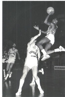 TOURS . WILLBUR HOLLAND LORS D'UN MATCH DE BASKET - BALL . T.B.C . MONACO . 1981 . PHOTO ARSICAUD - Baloncesto