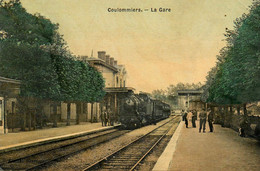 Coulommiers * La Gare * Arrivée Train Locomotive Machine * Ligne Chemin De Fer Seine Et Marne * Cpa Toilée Colorisée - Coulommiers