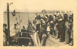 FINISTERE  LOCTUDY Embarquement De Mgr Duparc A Bord De L'abeille - Loctudy