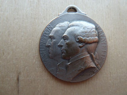 DA-126 Médaille Métal Gris Washington Lafayette Signée Gaston Lavrillier Paris -art.Journées De Paris 1917 - Revistas & Catálogos