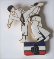 X208 Pin's JUDO KARATE Combat Drapeau Qualité EGF Achat Immédiat - Lotta