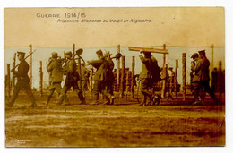Cpa, Guerre 1914/15, Prisonniers Allemands Au Travail En Angleterre, Très Animée, Dos écrit 1915 - War 1914-18