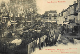 CPA . N° 610 - VIC BIGORRE  Boulevard De La République Un Jour De Marché Animation Attelages De Boeufs - Daté 1912 - TBE - Vic Sur Bigorre