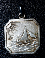 Médaille Pendentif Ancien Années 30 Laiton Argenté "Souvenir De Plage / Voilier - Phare" Bretagne - Anhänger