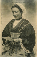 Sarzeau * Jeune Femme Du Pays En Coiffe Et Costume - Sarzeau