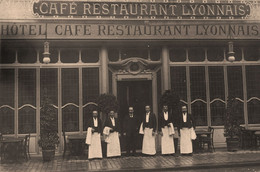 Tours * Carte Photo * Devanture Du Café Restaurant Lyonnais , 52 Rue Nationale * Commerce Hôtel * Serveurs - Tours