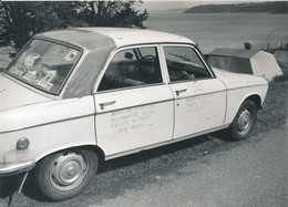 Photo (12,5 X 18) : Beau Plan D'une Peugeot Aux Slogans... (Ca 1970) (BP) - Automobili