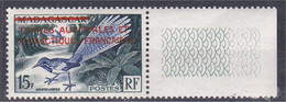 Timbre De Madagascar De 1954 Surchargé En Rouge 15 F. - Vert Foncé Et Outremer - 1955 - Y&T N° 1 ** - ...-1955 Voorfilatelie