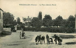 Vouzailles * La Place ( Entrée Nord ) * Le Jeu De Boules De Fort Ou Pétanque * Enfants - Andere & Zonder Classificatie