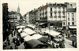Limoges * La Place Des Bancs * Marché Marchands Foire * Commerces Magasins - Limoges