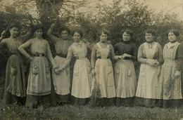 Montaigu * Carte Photo * Femmes D'une Usine ( Industrie Locale ) Et D'une école Pensionnat Du Village - Montaigu