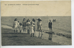 CPA Au Bord De L'Océan Enfants Au Bord De La Plage Années 1920 - Scènes & Paysages