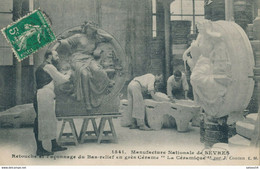 92) Sèvres : La Manufacture - Retouche Et Façonnage Du Bas-relief En Grès Cérame - Sevres