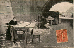 Paris * Métier * N°7 Les Berges De La Seine , Cardeurs à L'ouvrage Sous Le Pont Marie - Straßenhandel Und Kleingewerbe