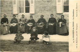 Le Chambon De Tence * Les Dentellières Du Village * Femme Du Pays En Coiffe Et Costume * Métier Couturières - Autres & Non Classés