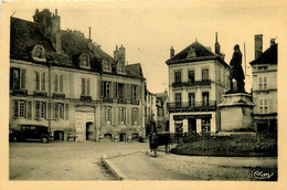 Montbard * Place * La Statue Et Maison De Buffon * Automobile Voiture Ancienne - Montbard