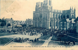 Avranches * La Place Du Palais Un Jour De Foire * L'église * Marché - Avranches