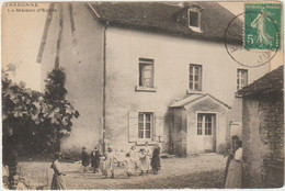 ETRABONNE (Doubs) - La Maison D'école. Circulée En 1913. état : Les 4 Coins Légt. Arrondis. 2 Scan. - Pontarlier