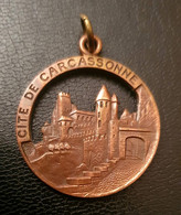 Médaille Pendentif Ancien Bronze "Cité De Carcassonne" - Hangers